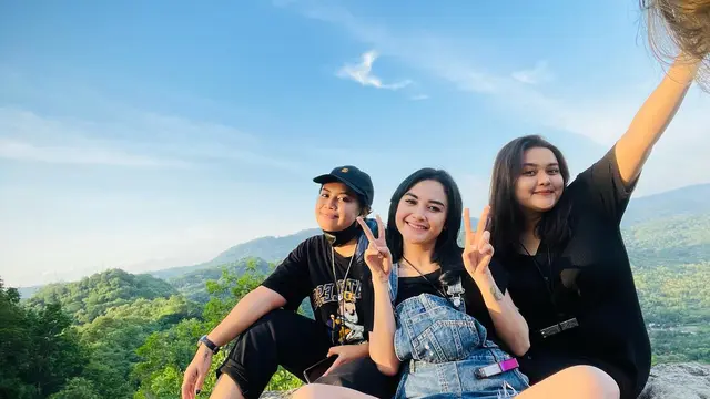 6 Momen Seru Liburan Penyanyi Dangdut Arlida Putri, Dari Pantai Hingga Naik Gunung
