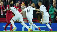 Pemain Real Madrid Eder Militao (kanan) melakukan selebrasi usai mencetak gol ke gawang Liverpool pada pertandingan sepak bola leg pertama babak 16 besar Liga Champions di Stadion Anfield, Liverpool, Inggris, 21 Februari 2023. Real Madrid mengalahkan Liverpool dengan skor 5-2. (AP Photo/Jon Super)