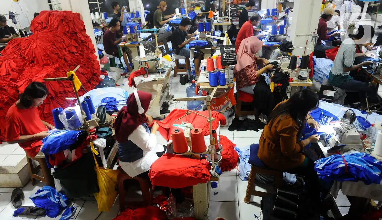 Jumlah produksi mencapai 10 ribu hingga 15 ribu kaus per hari dengan harga Rp 10 ribu hingga Rp 50 ribu per kaus. (merdeka.com/Arie Basuki)