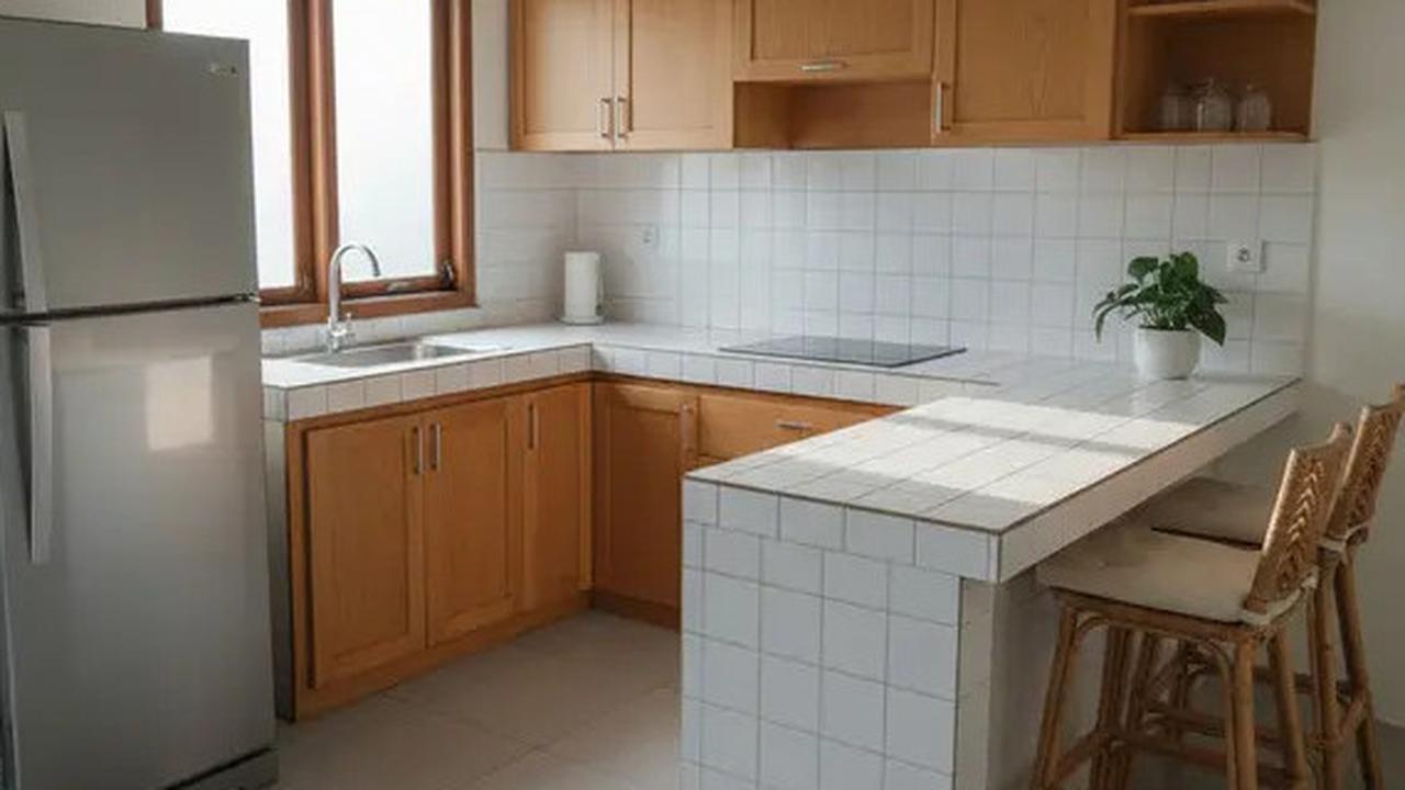9 Desain Dapur Kecil dengan Meja Bar, Solusi Praktis Menghemat Ruang Tanpa Mengorbankan Estetika.