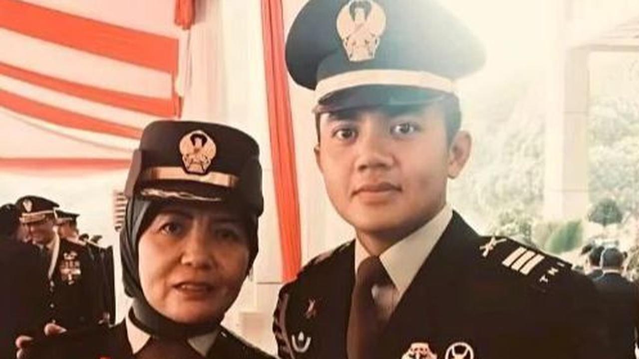 Pada potret itu terlihat Teddyy sangat gagah merangkul sang ibu. Teddy juga masih berpangkat Kapten atau tiga garis.
