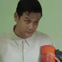 Dwi Sasono berperan sebagai ayah autis di film 'Malaikat Kecil'. Foto: Youtube