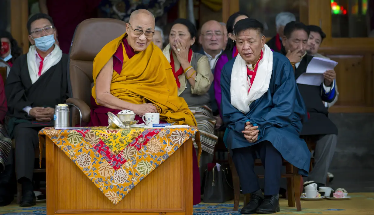 <p>Meski India menganggap Tibet sebagai bagian dari China, negara itu menjadi tuan rumah bagi pengungsi Tibet. (AP Photo/Ashwini Bhatia)</p>