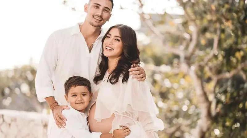 10 Potret Maternity Shoot Jessica Iskandar dengan Ragam Tema, Tampil Bak Ratu-Kompak Berbusana Serba Putih