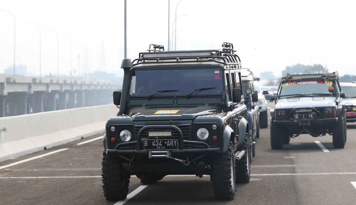 Sebuah mobil jip yang ikuti konvoi dalam rombongan Presiden Joko Widodo (Jokowi) seusai meresmikan jalan Tol Bekasi-Cawang-Kampung Melayu (Becakayu), Jumat (3/11). Jokowi bersama rombongan menjajal ruas tol Becakayu. (Liputan6.com/Angga Yuniar)