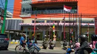 Bangunan Bekas Hotel Canton kini berubah menjadi pusat perbelanjaan di Cirebon. Foto (Liputan6.com / Panji Prayitno)