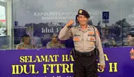 Aiptu Supriyanto berpose di depan Pos Pengamanan Arus Mudik Lebaran Idul Fitri 2024 Polres Lampung Tengah. (Foto: Istimewa)