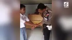 Seorang polisi mengajarkan satu jurus ampuh meloloskan diri dari bahaya kepada pelajar SMA.