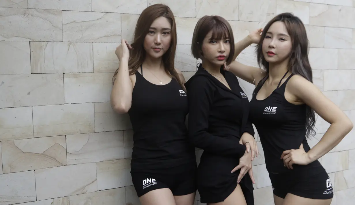 Tiga orang gadis ring One Championship berpose saat sesi foto di Hotel Century, Jakarta, Jumat (18/1). Ketiganya akan bertugas pada gelaran One Championship di Istora Senayan pada Sabtu (19/1) besok. (Bola.com/Vitalis Yogi Trisna)