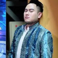 Dewi Perssik kembali menjadi sorotan masyarakat lantaran dirinya bertengkar pada Nassar di program D'Academy 4 yang tengah siaran langsung di televisi.