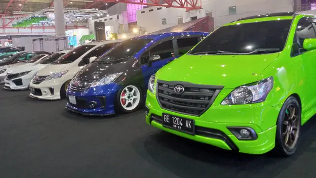 Deretan mobil modifikasi sesaki lantai pameran IIMS Hybrid 2022