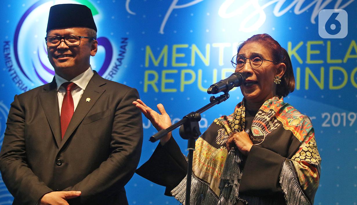 Susi Pudjiastuti (kanan) disaksikan Edhy Prabowo menyampaikan sambutan pada acara serah terima jabatan (Sertijab) Menteri Kelautan dan Perikanan di Kantor KKP, Jakarta, Rabu (23/10/2019). Edhy menggantikan Susi Pudjiastuti pada Kabinet Indonesia Maju periode 2019-2024. (Liputan6.com/Herman Zakharia)