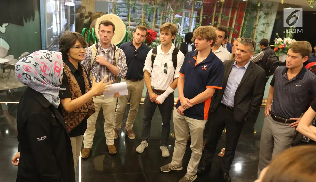 Mahasiswa Virginia University mendengarkan Corsec EMTEK Group Irnawati W Kahardja di studio Indosiar, Jakarta, Rabu (29/5/2019). Kunjungan mahasiswa Virginia University ke Indosiar tersebut untuk melihat bagaimana cara produksi sebuah program televisi dibuat. (Liputan6.com/Angga Yuniar)