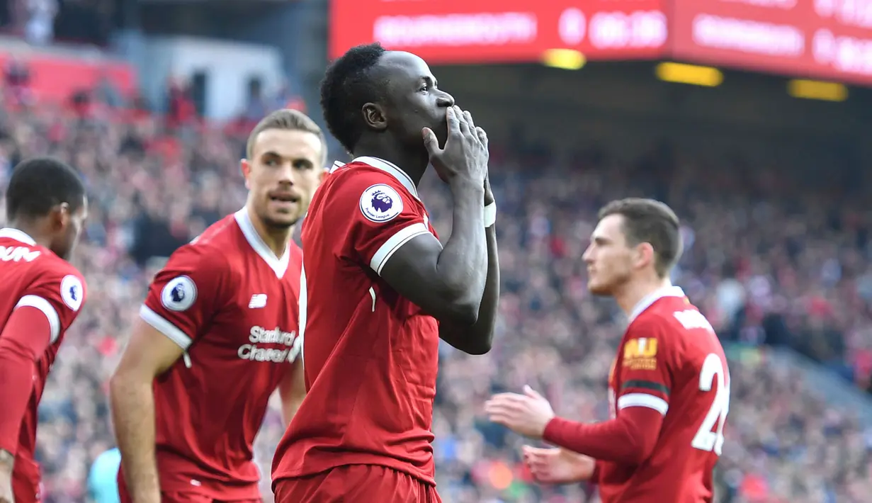 Pemain Liverpool Sadio Mane melakukan selebrasi usai mencetak gol ke gawang Bournemouth pada pertandingan Liga Inggris di Anfield, Liverpool (14/4). Skor itu dicetak lewat gol-gol Sadio Mane, Mohamed Salah, dan Roberto Firmino. (Anthony Devlin/PA via AP)