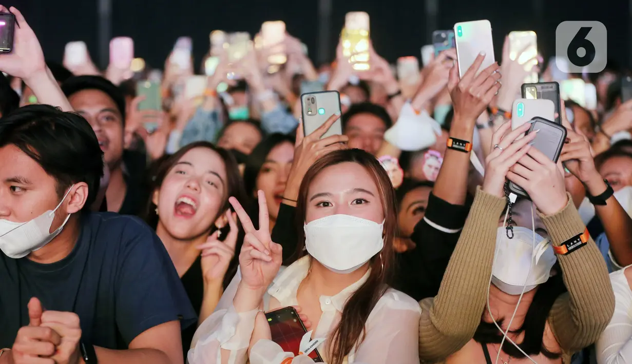 Penonton menyaksikan grup band asal Amerika Serikat, LANY pada konser bertajuk 'a November 2022 to Remember' di ICE BSD, Tangerang, Banten, Rabu (10/11/2022). LANY membuat histeris ribuan penonton dengan membawakan sejumlah lagu andalan mereka seperti 'You!', 'Thick n Thin', dan 'Super Far'. (Kapanlagi.com/Bambang Ekoros Purnama)