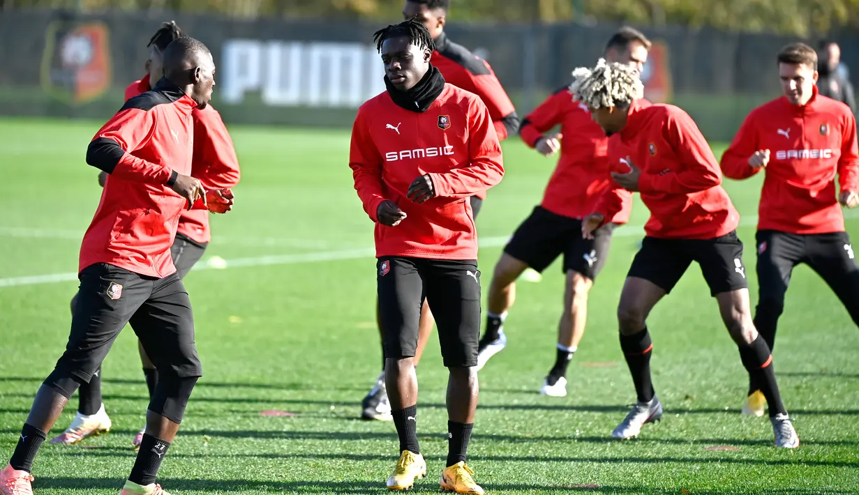 Para pemain Rennes melakukan pemanasan saat mengikuti sesi latihan tim di Pusat Pelatihan Henri-Guerin di La Piverdiere di Rennes, Prancis barat (3/11/2020). Rennes akan bertanding melawan Chelsea pada grup E Liga Champions di Stamford Bridge, London. (AFP/Damien Meyer)