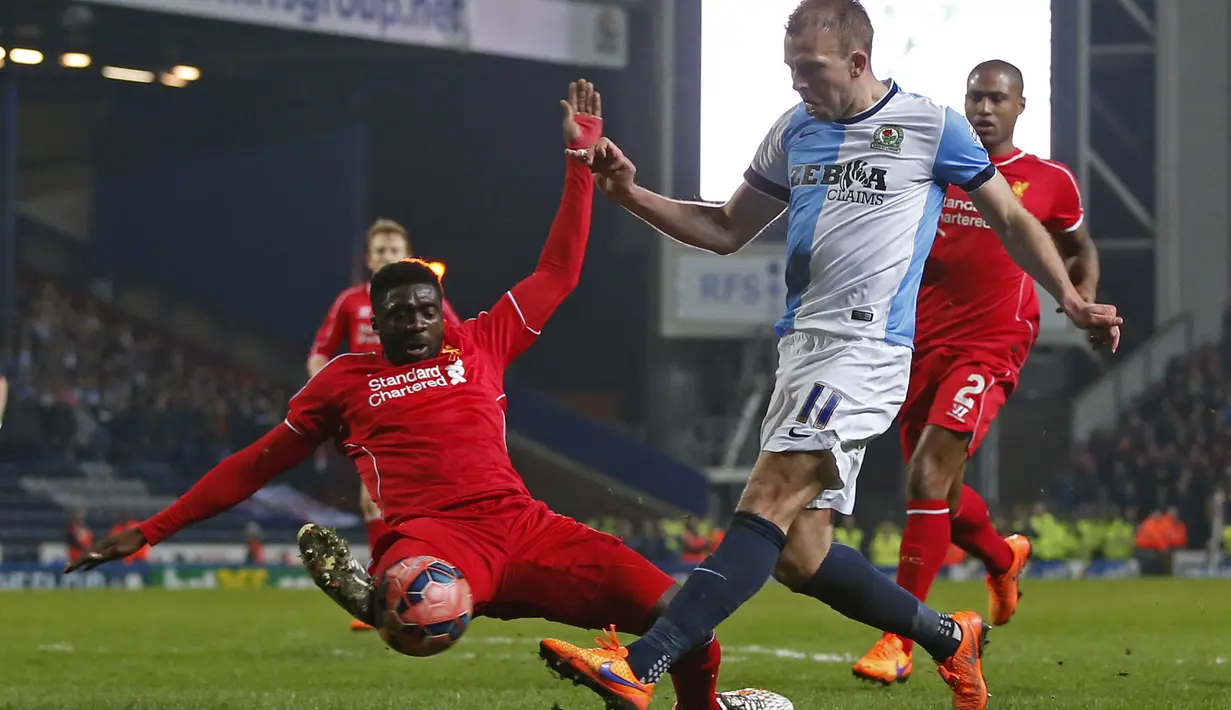 Pemain belakang Liverpool, Kolo Toure berhasil menghalau bola yang dilesatkan oleh  pemain Blackburn Jordan Rhodes