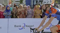 Karyawan Bank saat menyaksikan balapan Tourde Singkarak 2016 pada start di Sijunjung, Sumatera Barat, Jumat (12/8/2016). (Bola.com/Nicklas Hanoatubun)
