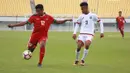 Pemain Timnas Indonesia U-19, Rifat Marasabessy (kiri) mencoba melewati adangan pemain Timor Leste pada laga Kualifikasi Piala Asia 2017 di Stadion Paju Public, Korea Selatan, 2/11/2017). Indonesia menang 5-0. (PSSI/Bandung Saputra)