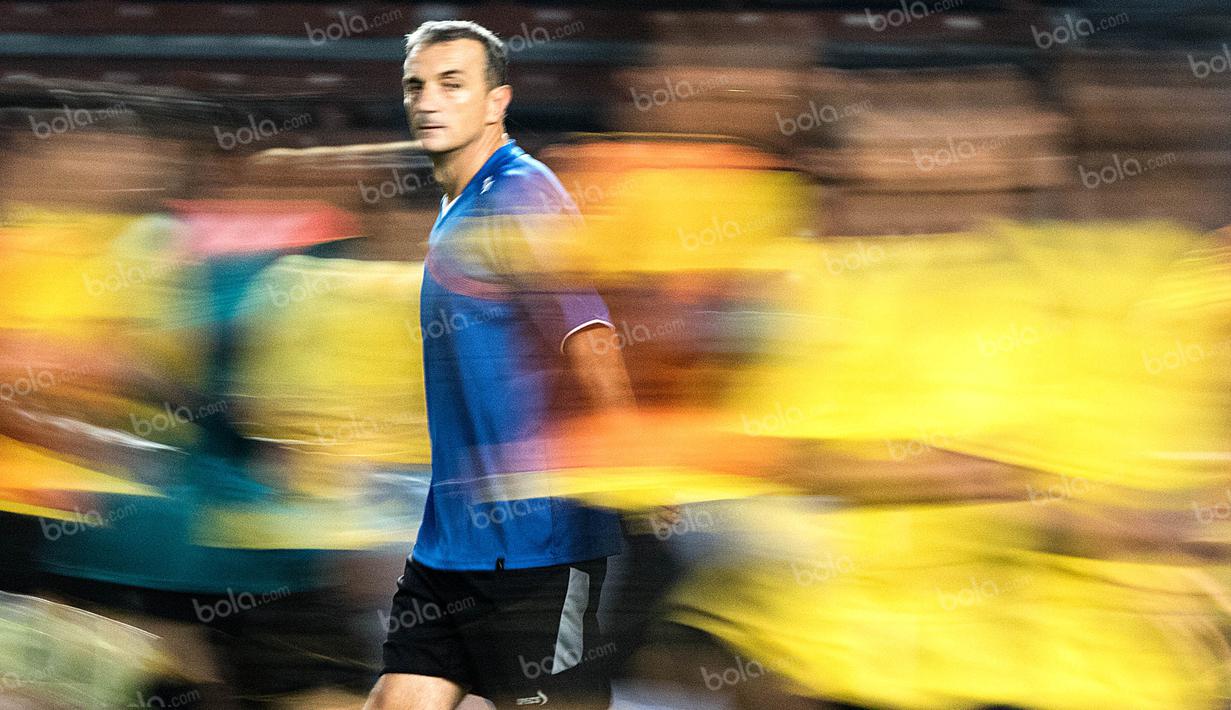 Pelatih Arema Cronus, Milomir Seslija, saat melatih di SUGBK, Jakarta, Sabtu (2/4/2016), dikenal sebagai sosok kontroversial. Namun, kini pria Bosnia itu bersiap mengukir prestasi pada final Torabika Bhayangkara Cup 2016. (Bola.com/Vitalis Yogi Trisna)
