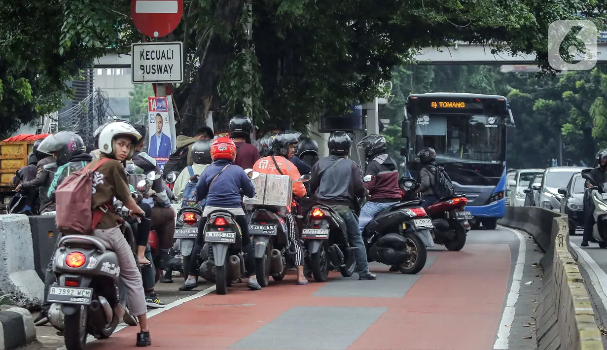 Sejumlah pengendara sepeda motor nekat melawan arah di jalur Transjakarta di Alteri Pondok Indah, Jakarta, Rabu (10/1/2024). (Liputan6.com/Angga Yuniar)