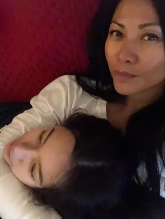 Lantaran tidak pernah memperlihatkan wajah Kirana secara jelas, banyak warganet yang penasaran dengan wajah anak dari Anggun C Sasmi itu. (Foto: instagram.com/anggun_cipt)