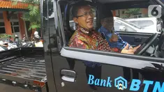 Direktur Utama Bank BTN Haru Koesmahargyo menaiki mobil sarana kebersihan usai serah terima bantuan tanggung jawab sosial dan lingkungan (TJSL) berupa kendaraan sarana kebersihan di Kampus UIN Sultan Maulana Hasanuddin, Serang, Banten, Kamis (17/3/2022). (Liputan6.com/HO/BTN)