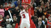 Pemain Chicago Bulls, Dwyane Wade, minta maaf setelah timnya kalah 102-93 dari Atlanta Hawks, Jumat (20/1/2017) waktu setempat. (Bola.com/Twitter)