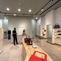 Satu lagi multi-brand store ramaikan industri retail Indonesia. re-store memiliki konsep unik yang berdasarkan pada 3 prinsip: yaitu lingkungan, sosial, dan ekonomi. Setiap brand yang dikurasi harus memenuhi setidaknya satu dari pilar fundamental. Yang terpenting, hal tersebut harus mencerminkan perjalanan tertentu, yang mendukung transisi menuju gaya hidup yang lebih conscious dan bertanggung jawab. [ Foto: Fimela.com]