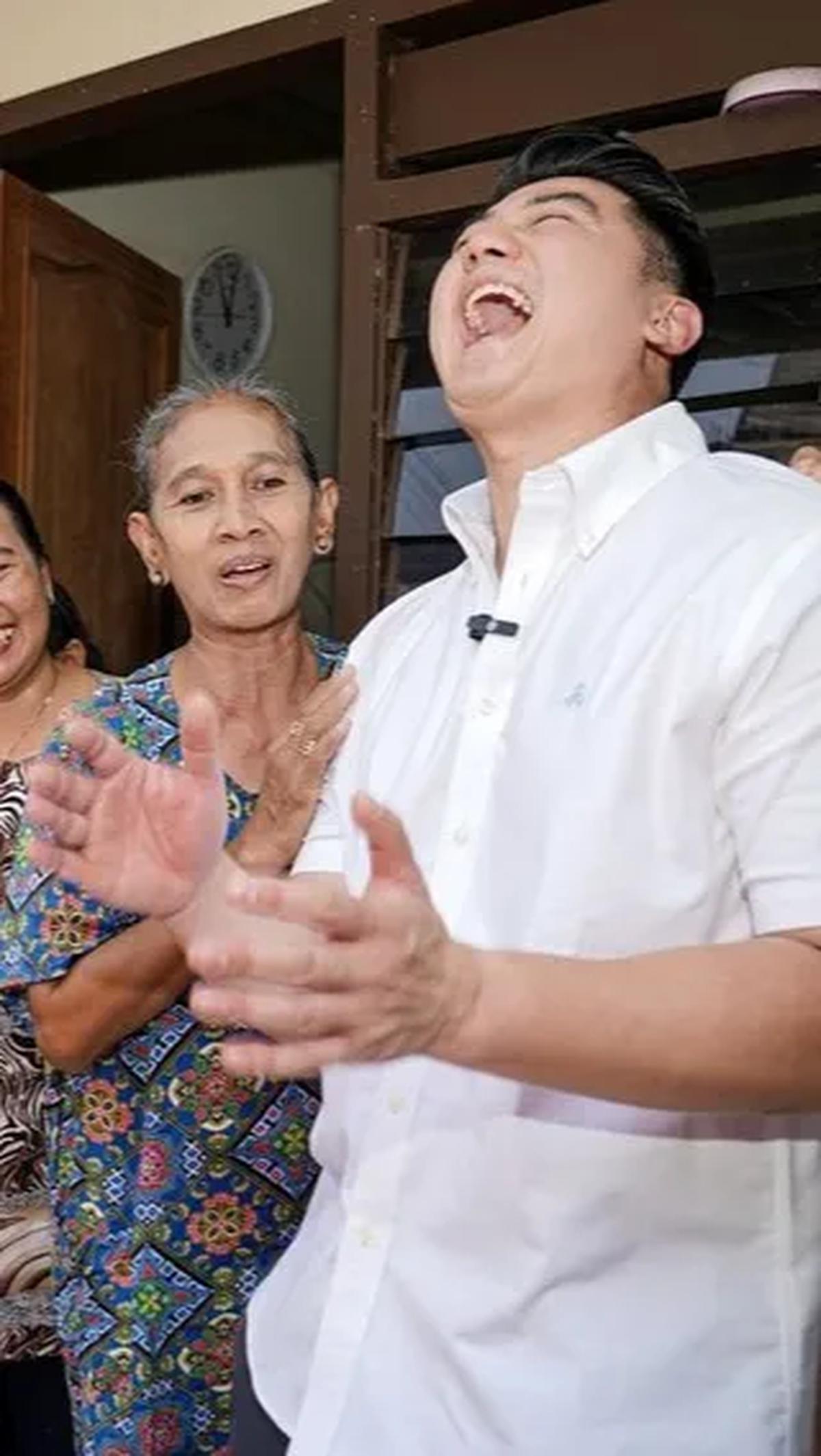 "Cocok sekali datang kesini dgn chef Arnold krn byk masukkan dan diskusi seputar pengembangan usaha lontong," ujarnya.