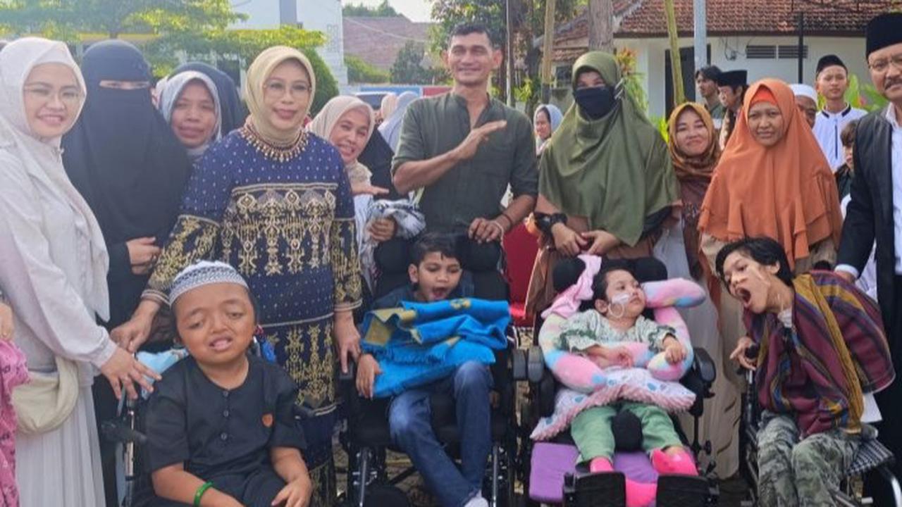 Mensos Gus Ipul Salat Idulfitri Bersama Kelompok Rentan dan Disabilitas
