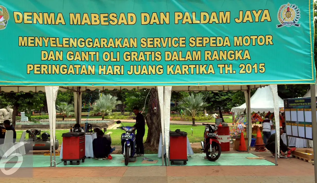 Beberapa kendaraan sepeda motor siap untuk di service di kawasan Lapangan Banteng, Jakarta, Jumat (11/12). Setiap harinya service motor terbatas 50unit/perhari, service geratis ini hanya bisa menservice kecil, ganti oli, dll. (Liputan6.com/Faisal R Syam)