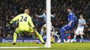 Pemain Manchester City',  Raheem Sterling (tengah) melakukan tembakan ke arah gawang Everton pada lanjutan Liga Premier Inggris di Stadion Etihad, Manchester, Kamis (14/1/2016) dini hari WIB. (AFP Photo/Lindsey Parnaby)