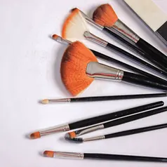 Pemula tidak perlu langsung membeli satu set brush yang lengkap. Memahami fungsi beberapa brush dasar sudah cukup untuk menciptakan hasil makeup yang rapi. (Foto/Dok: Pexels)