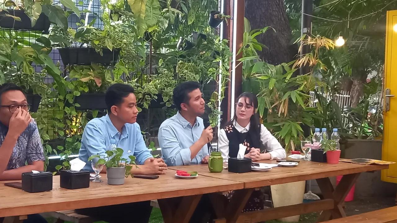 Wakil Gubernur Jawa Timur ini menjelaskan, cara komunikasi Gibran membuat anak muda lebih tertarik untuk membahas isu pembangunan.<br>