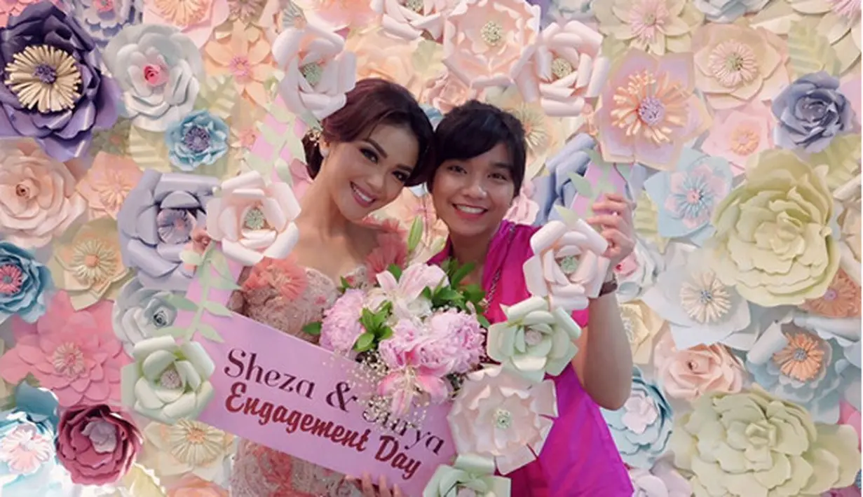 Pesta pernikahan dengan adat Sunda sesuai daerah asal calon suaminya. Dengan mengenakan siger, kembang goyang dan sawer. Acara itu akan digelar indoor, sedangkan untuk acara sawer akan dilaksanakan outdoor. (Instagram/shezaidris)