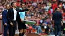 Pelatih Barcelona, Luis Enrique terus mengatur strategi saat timnya melawan Sporting Gijon pada lanjutan La Liga Spanyol di Stadion El Molinon, Gijon, Sabtu (24/9/2016) WIB. (REUTERS/Eloy Alonso)