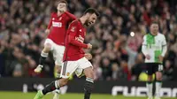 Gelandang Manchester United, Bruno Fernandes, turut membantu timnya meraih kemenangan 4-3 atas Liverpool pada laga perempat final Piala FA di Old Trafford, Minggu (17/3/2024) malam WIB. Hasil itu membuat MU lolos ke semifinal dan akan bersua Coventry City. (AP Photo/Dave Thompson)