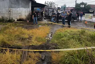 Seorang pria mengalami luka berat setelah diserang ODGJ saat hendak mengantarkan anaknya ke sekolah di Way Kanan. Korban melawan hingga menewaskan pelaku.