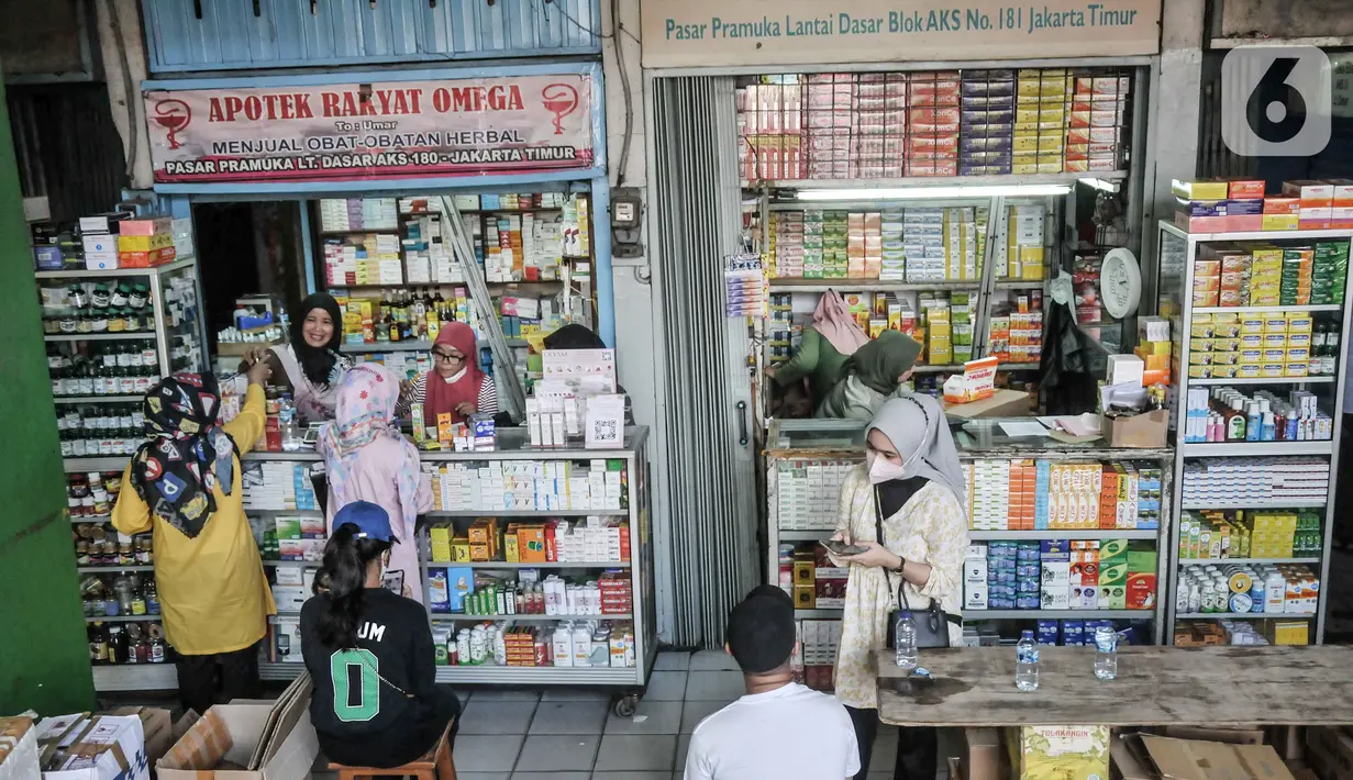 Pedagang melayani calon pembeli di salah satu toko di Pasar Pramuka, Jakarta Timur, Minggu (23/10/2022). Ketua Harian Himpunan Pedagang Farmasi Pasar Pramuka, Yoyon mengungkapkan penjualan obat sirup bagi pedagang di Pasar Pramuka sudah anjlok hingga 95 persen. (merdeka.com/Iqbal S. Nugroho)