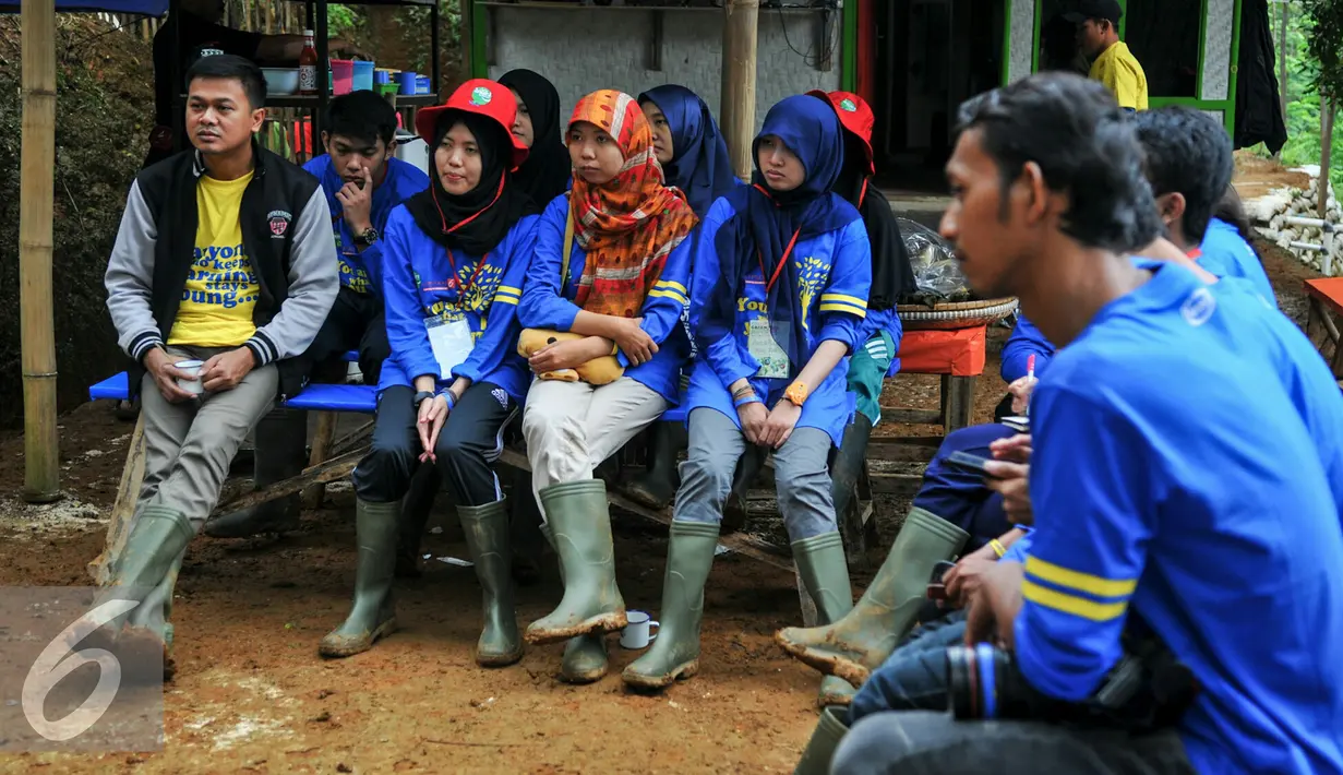 Peserta menyimak penjelasan saat mengikuti Campus Citizen Journalist Green Adventure Camp, Bogor, Selasa (31/5). Liputan6.com gelar Green Camp bersama PT WIKA untuk Citizen Journalist. Liputan6.com/Yoppy Renato)
