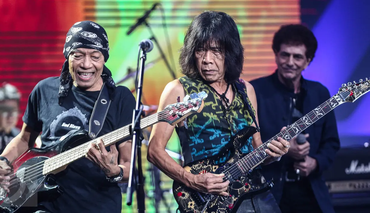 Basis Donny Fattah dan Gitaris Ian Antono saat di album ketujuh 36 medio 2009 di Studio 5 INDOSIAR, Jakarta Barat, Sabtu (17/12/2016). (Liputan6.com/Faizal Fanani)