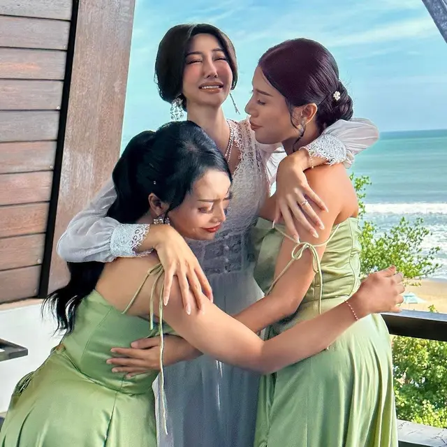 6 Potret Bridesmaid Lucinta Luna di Hari Pertunangan, Tak Kalah Memesona