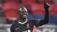 Sadio Mane. Striker Senegal kelahiran 10 April 1992 ini ada di urutan ke-5 dengan mencetak 18 gol untuk 2 klub, Salzburg dan Liverpool. Bersama Liverpool meraih 1 trofi Liga Champions yaitu pada musim 2018/19. Saat ini masih aktif bermain membela Liverpool. (AFP/Attila Kisbenedek)