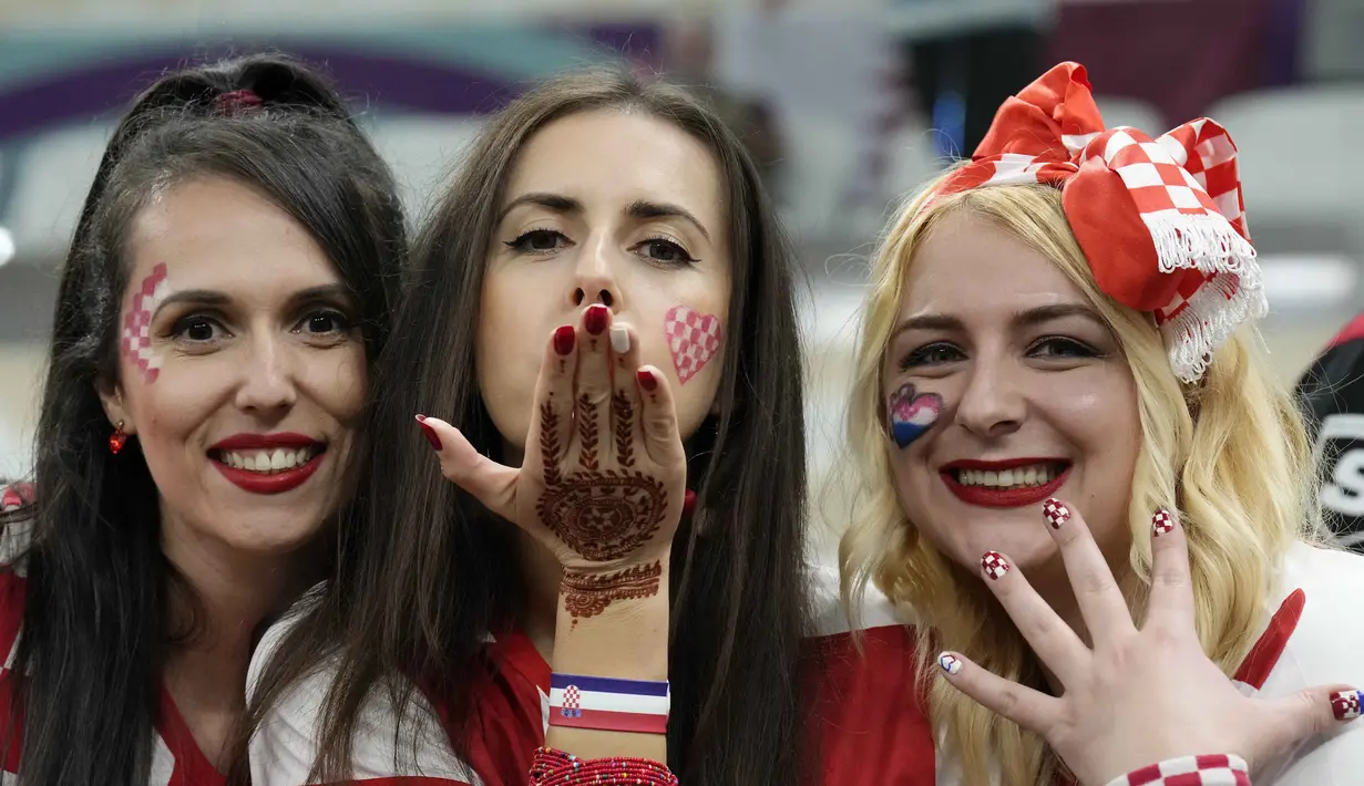 Para fans wanita Kroasia berpose sebelum pertandingan semifinal Piala Dunia Qatar 2022 antara Argentina dan Kroasia di Stadion Lusail di Lusail, utara Doha, Rabu (14/12/2022). (AP Photo/Martin Meissner)
