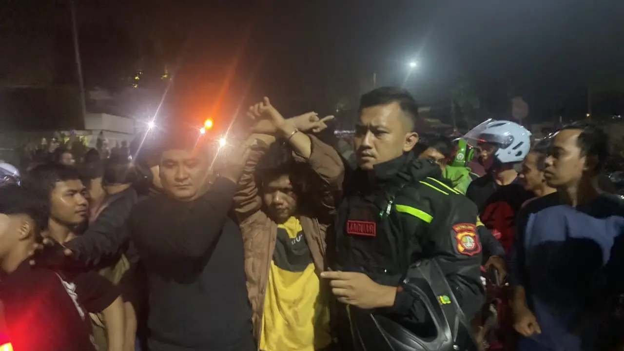 Warga Depok tangkap begal di GDC. (Liputan6.com/Dicky Agung Prihanto)