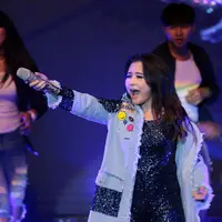 Artis serba bisa Prilly Latuconsina tengah bergembira karena salah satu mimpinya telah terwujud, yaitu menggelar mini konser. Kebahagian semakin bertambah ketika terdapat orang penting yang hadir di mini konsernya. (Deki Prayoga/Bintang.com)