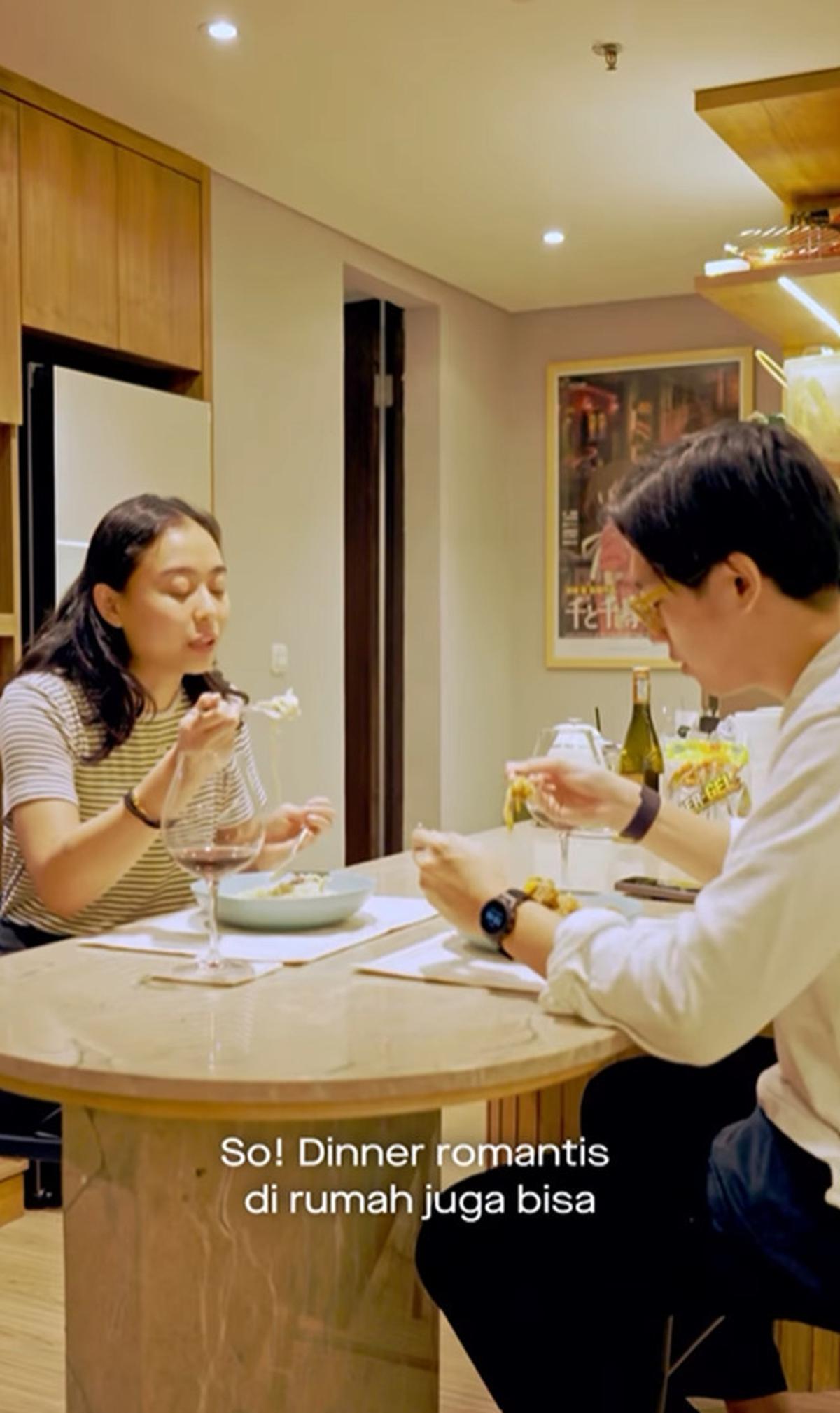 7 Potret Dapur Rumah Brandon Salim dan Dhika Himawan, Modern Minimalis dengan Sentuhan Hangat