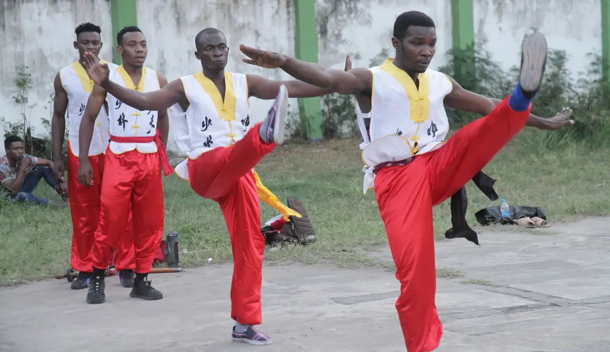 Sejumlah pemuda Tanzania dari Dragon Warriors Club berlatih kungfu di pusat kota Dar es Salaam, Tanzania, pada 25 Agustus 2020. Kungfu, seni bela diri China semakin populer di kalangan anak muda Tanzania. (Xinhua)