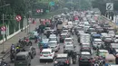 Sejumlah kendaraan terjebak kemacetan di sekitar lokasi pengalihan arus lalu lintas di Jalan Medan Merdeka Timur, Jakarta, Jumat (14/6/2019). Pengalihan arus dilakukan di sejumlah titik menuju Gedung Mahkamah Konstitusi terkait sidang perdana sengketa Pilpres 2019. (Liputan6.com/Immanuel Antonius)